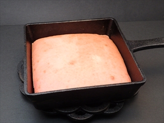 ピンク色のホットケーキ