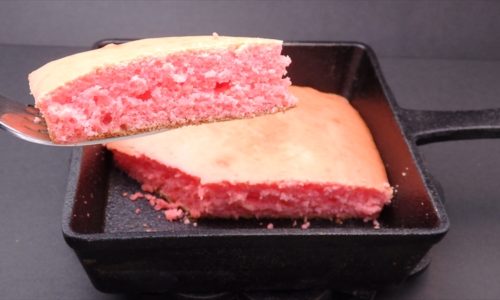 ピンク色のホットケーキ