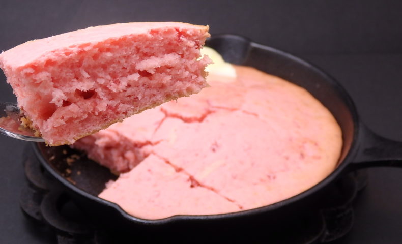ピンク色のいちごのホットケーキ