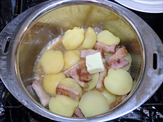 じゃがいもとベーコンの洋風煮物の作り方