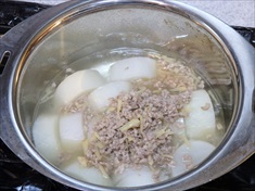 大根と豚ひき肉と生姜の甘辛煮の作り方