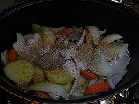 ストウブstaubで作る水なし肉じゃがの簡単レシピ