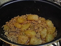 ストウブで作る大根ととりひき肉の甘辛煮