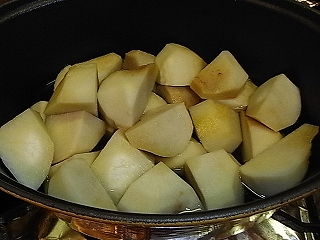 ストウブで作る里芋といかの煮物