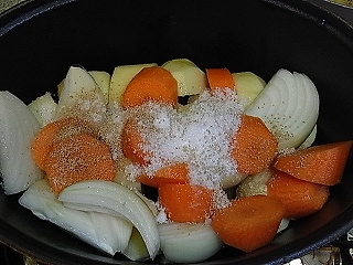 ストウブstaubで作る水なしじゃがいもの煮物のレシピ