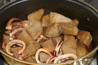 ストウブで作る里芋といかの煮物