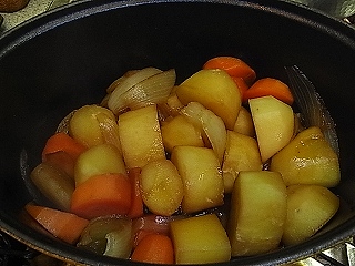 ストウブstaubで作る水なしじゃがいもの煮物のレシピ