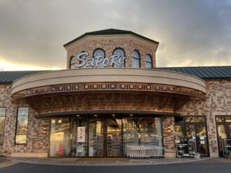 高級スーパーマーケット　サポーレの絹豚　骨付きポークラウンドステーキが美味しい