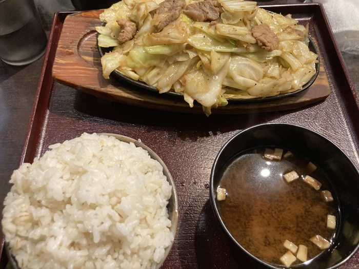 名古屋大須ランチ|肉米(にくべい)の「豚鉄板」は量に要注意!?実食レビューとおすすめのサイズ感