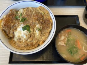 【かつや】安定のロースカツカレーとカツ丼（梅）。