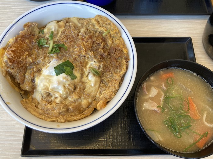 【かつや】安定のロースカツカレーとカツ丼(梅)。