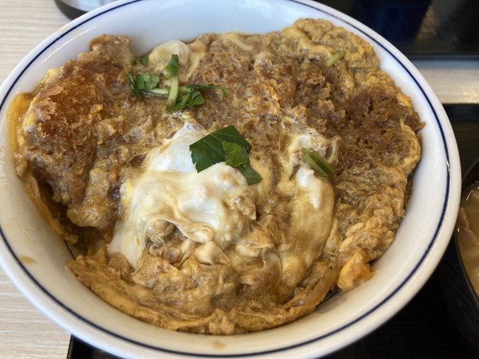 【かつや】安定のロースカツカレーとカツ丼(梅)。