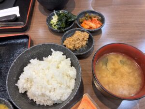 【実食レポ】「感動の肉と米」が楽しすぎる！あみやき亭グループの進化系セルフステーキを堪能